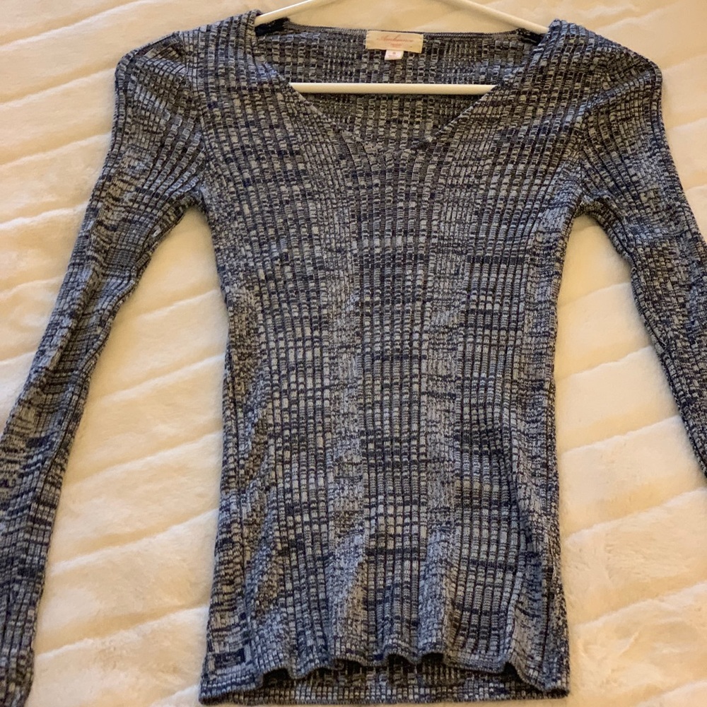 Ribbed, long sleeve shirt.